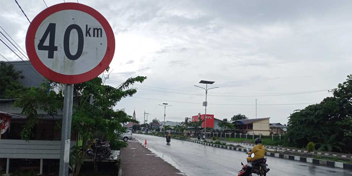dinilai-rawan-satlantas-polres-mimika-pasang-rambu-peringatan-di-jalan-poros-mapurjaya